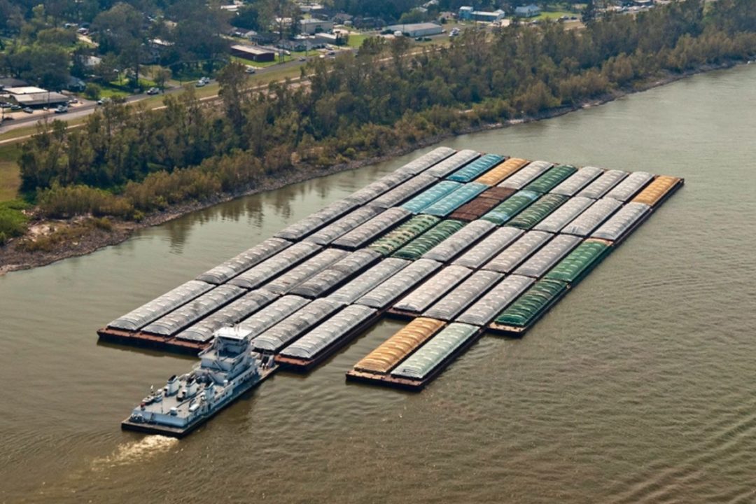 Mississippi_River_barge