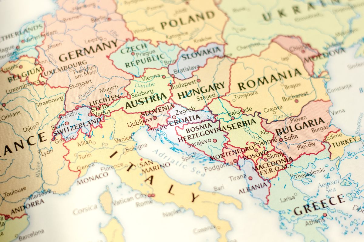 Eastern Europe map_Croatia_Bosnia_Serbia_Hungary_©SHARAFMAKSUMOV - STOCK.ADOBE.COM_e.jpg
