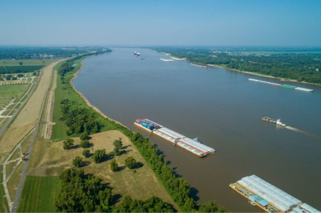 Mississippi River_barge_©FELIX MIZIOZNIKOV - STOCK.ADOBE.COM_e.jpg