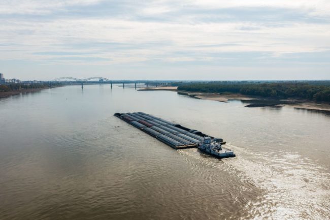 Mississippi River_barge_©STEHEAP - STOCK.ADOBE.COM_e.jpg