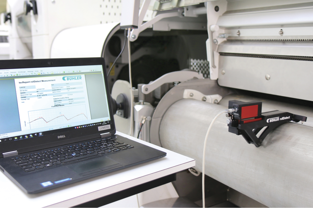 portable tactile device for measuring the surface condition of smooth and corrugated rolls